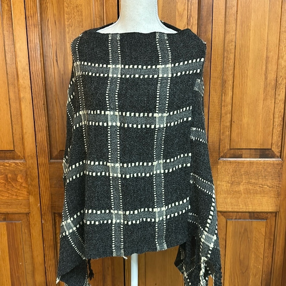 Kimberly C Grey/Cream Plaid Poncho NWT OS